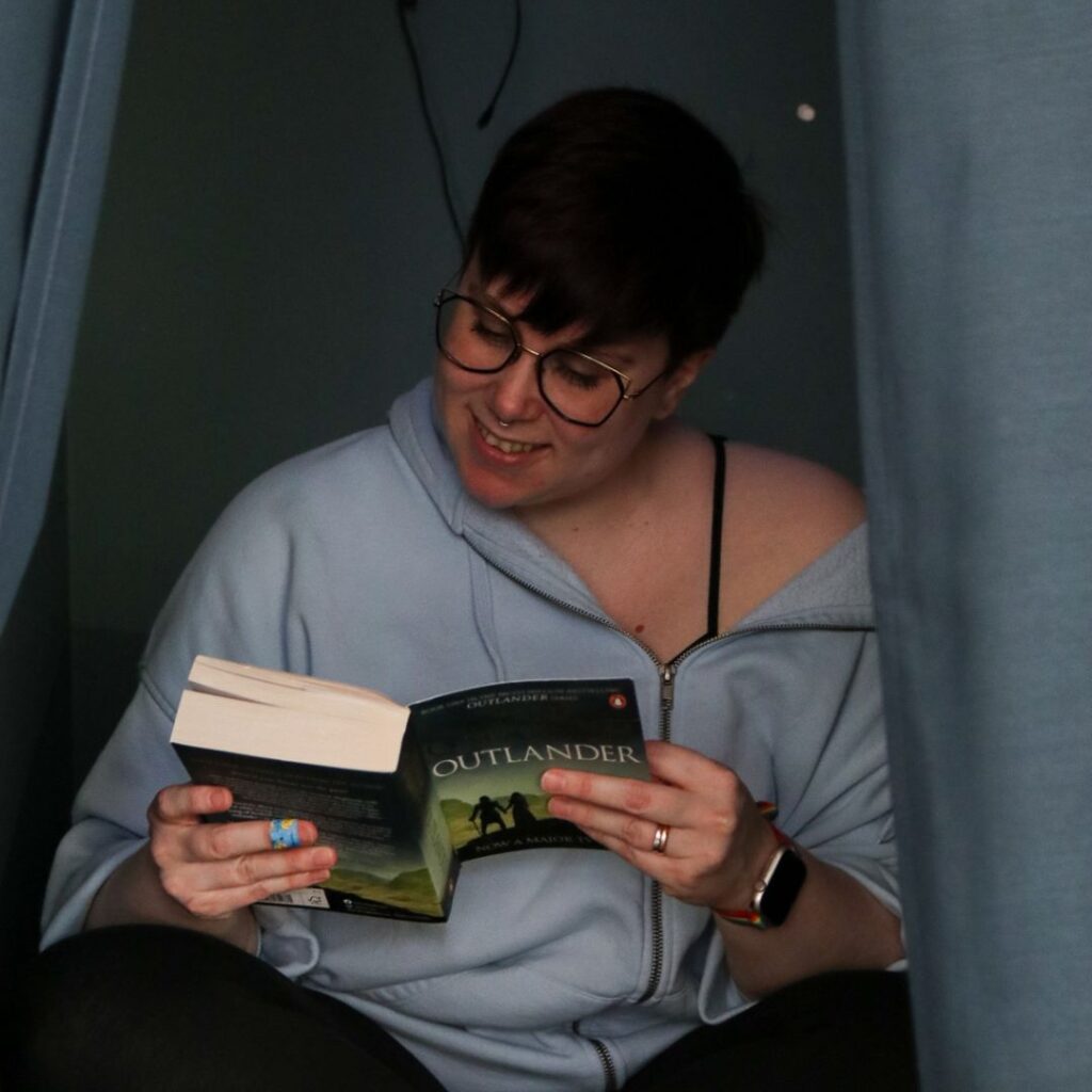 Kvinne leser i bok